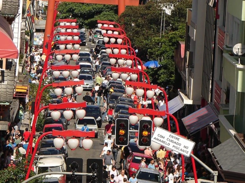 Rua da Liberdade com lanternas japonesas