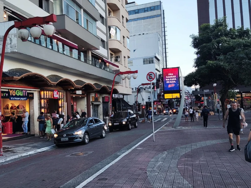 Rua da Liberdade com as lanternas japonesas